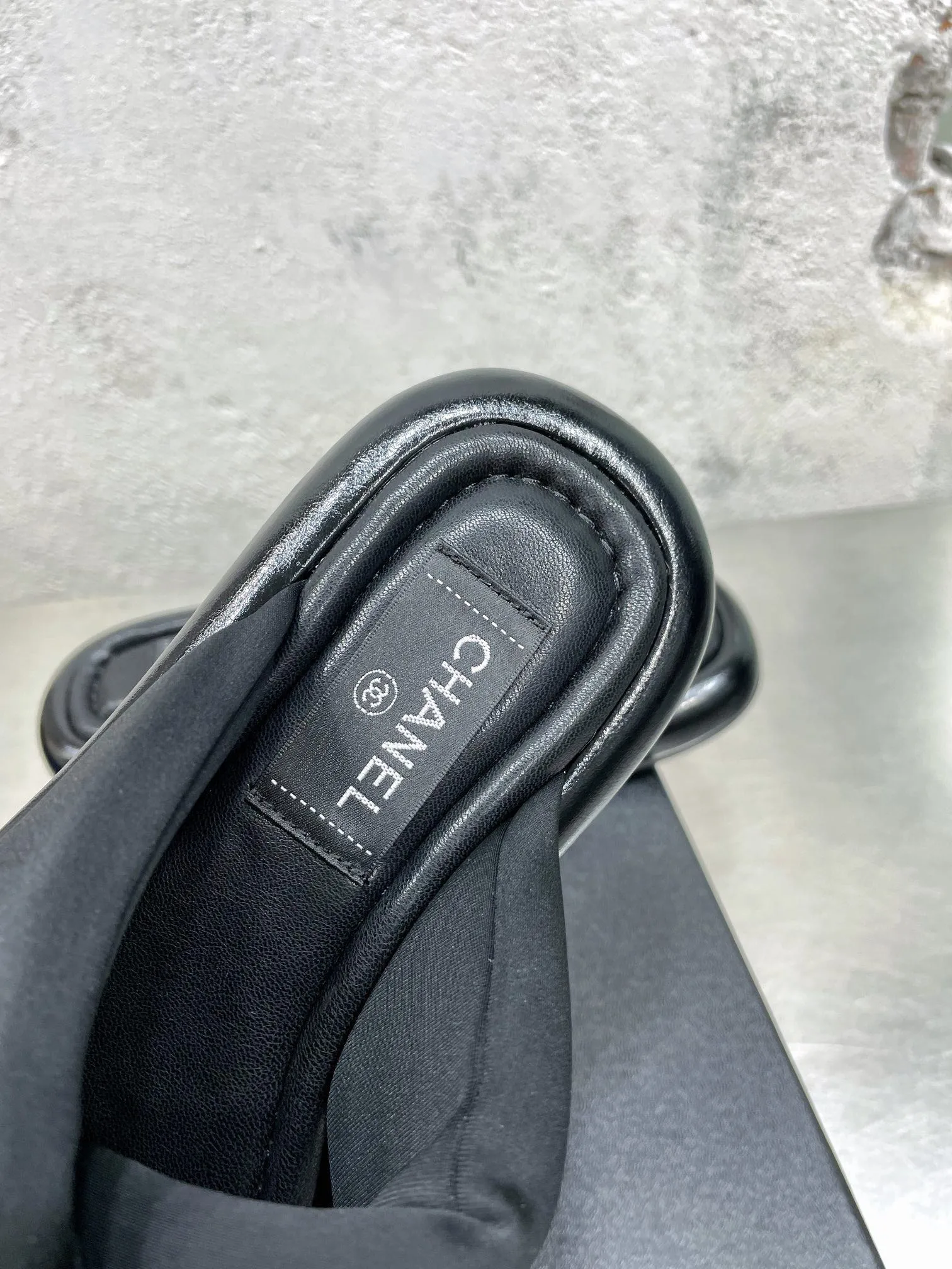 👟👟Ex-factory price 360👟👟 Chanel new summer Mier cross slippers bread sandals beach sandals original purchase and development production Xiaoxiang 2022 new summer slippers Chubby bread flip-flops are very popular this season Thick soles with super thick padding are like stepping on bread or clouds ☁️ Super strong wrapping feeling! Exquisite packaging at the delivery counter 🛍📦 Fabric: Original customized imported Lycra Lining: Original customized soft velvet lining Sole: Exclusive molded ultra-light foam outsole Thickness: 3CM▪️Size: 35-40